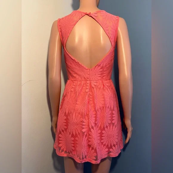Coral Flower Lace Dress with open back - Picture 2 of 3